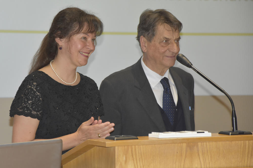 Dekanin Professorin Claudia Olk verlieh Claudio Magris die Ehrendoktorwürde des Fachbereichs Philosophie und Geisteswissenschaften