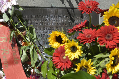 Ort des Gedenkens: Das Benno-Ohnesorg-Relief "Tod des Demonstranten” von Alfred Hrdlicka wurde im Dezember 1990 an der Bismarckstraße neben der Deutschen Oper aufgestellt.
