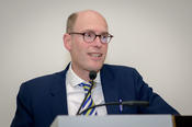 Universitätspräsident Professor Peter-André Alt begrüßt die zahlreichen Gäste.