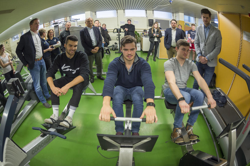 Die drei Studenten Fabio, Paul und Johannes (von links) machen den Praxistest.