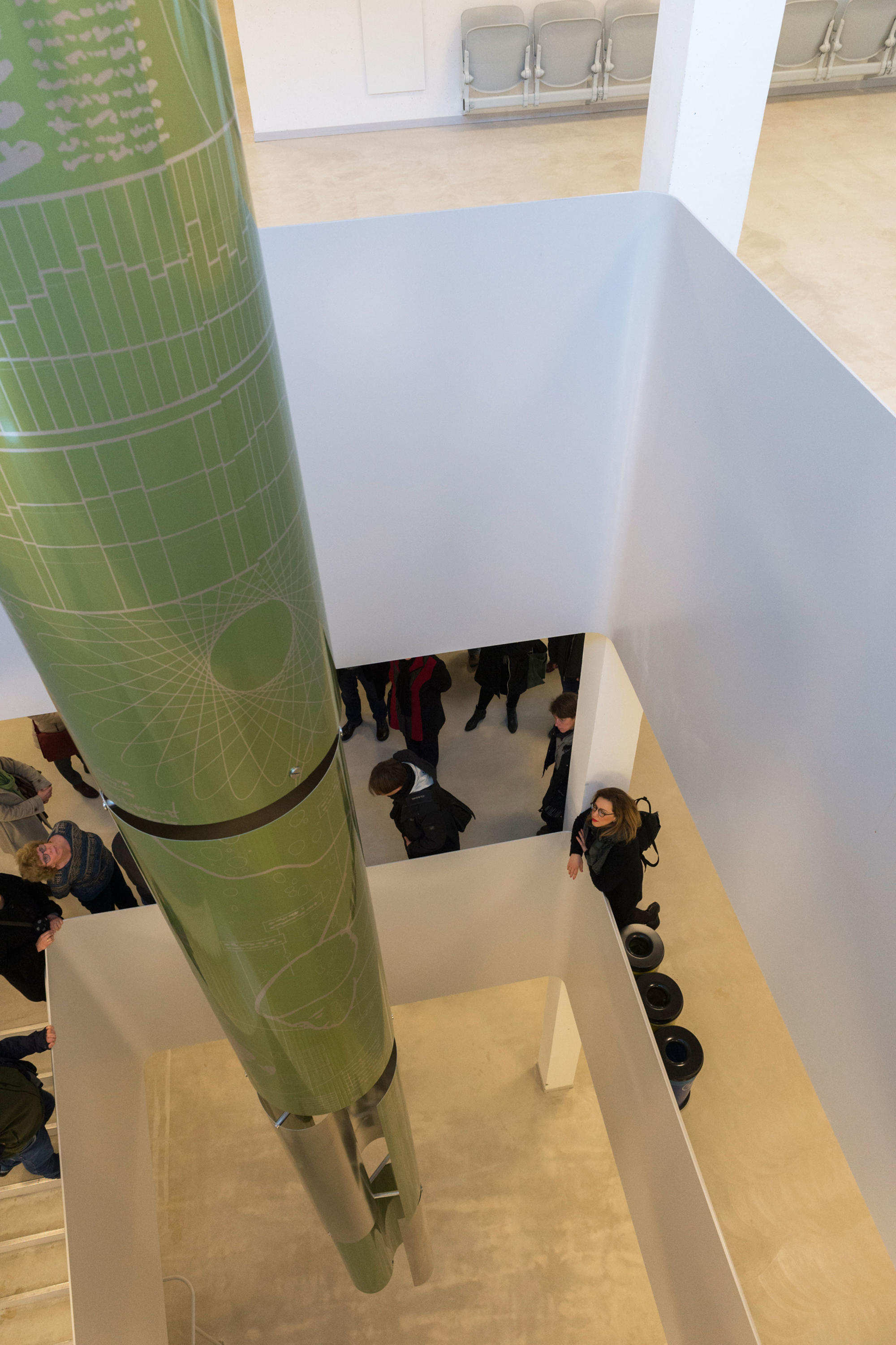 Jedes der sechs Blechmobiles hat eine andere Farbe.