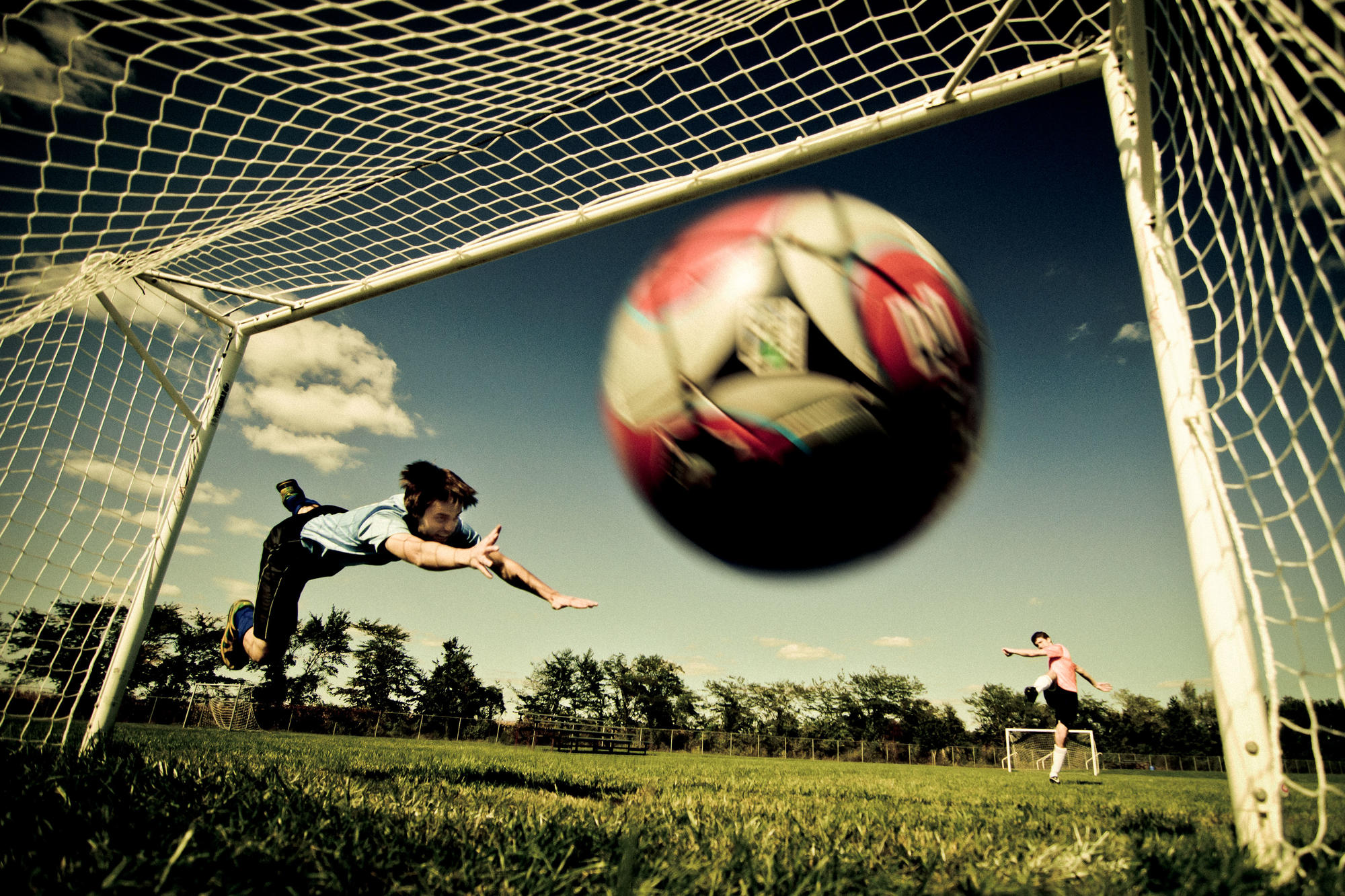 Fußballgucken heißt warten auf einen jener schönen Augenblicke, die man sein Leben lang nicht vergisst. Im Hörsaal 1a lässt sich die Jagd nach dem Leder mitverfolgen.
