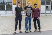 Erfinder-Trio mit Maskottchen (v. l. n. r.): die Informatikstudenten Peter Sörries, Jan Batelka und Thushan Satkunanathan entwickelten ein Virtual-Reality-Produkt, mit dem sich Menschen orientieren können wie Fledermäuse.
