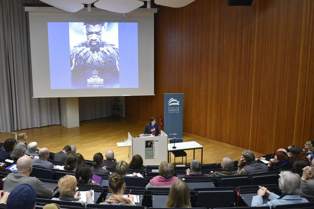 „Out of Africa" – das afrikanische Kulturerbe ist in europäischen Museen ausgestellt. Wann und auf welchen Wegen die Objekte dort hinkamen, berichtete Bénédicte Savy in ihrem Vortrag. Eine Filmszene aus „Black Panther“ diente ihr als Einstieg.