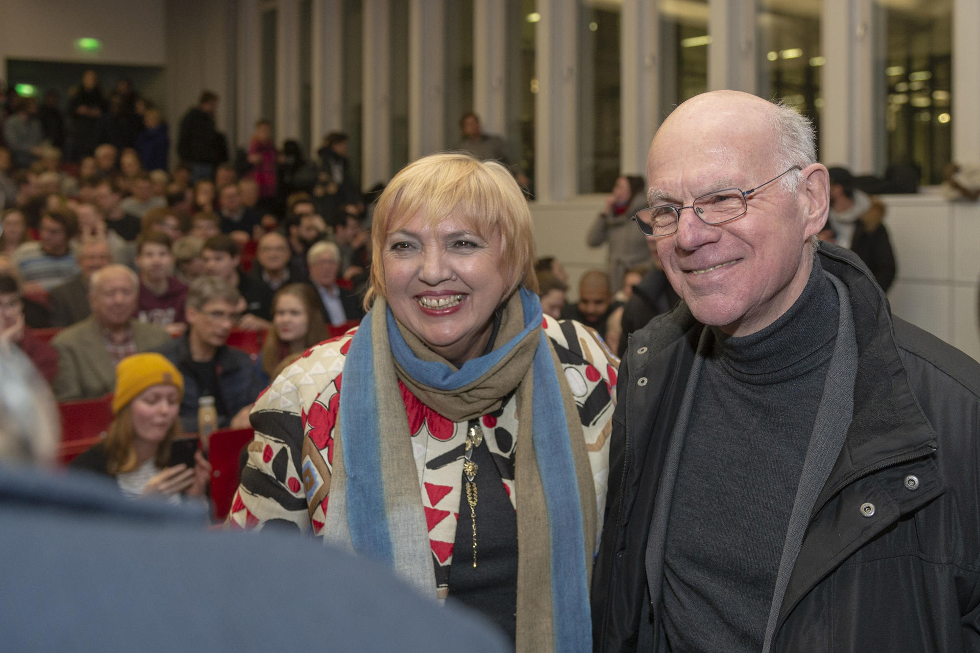 In verschiedenen Parteien gemeinsam für die Demokratie: Bundestagsvizepräsidentin Claudia Roth (Bündnis 90/Die Grünen) und Norbert Lammert (CDU), ehemaliger Bundestagspräsident, am 4. Februar 2019 bei der Debatte Dahlem an der Freien Universität.