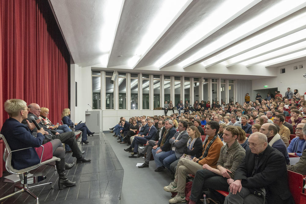 Das Thema und die prominente Besetzung des Podiums zogen zahlreiche Interessierte in den Henry-Ford-Bau.
