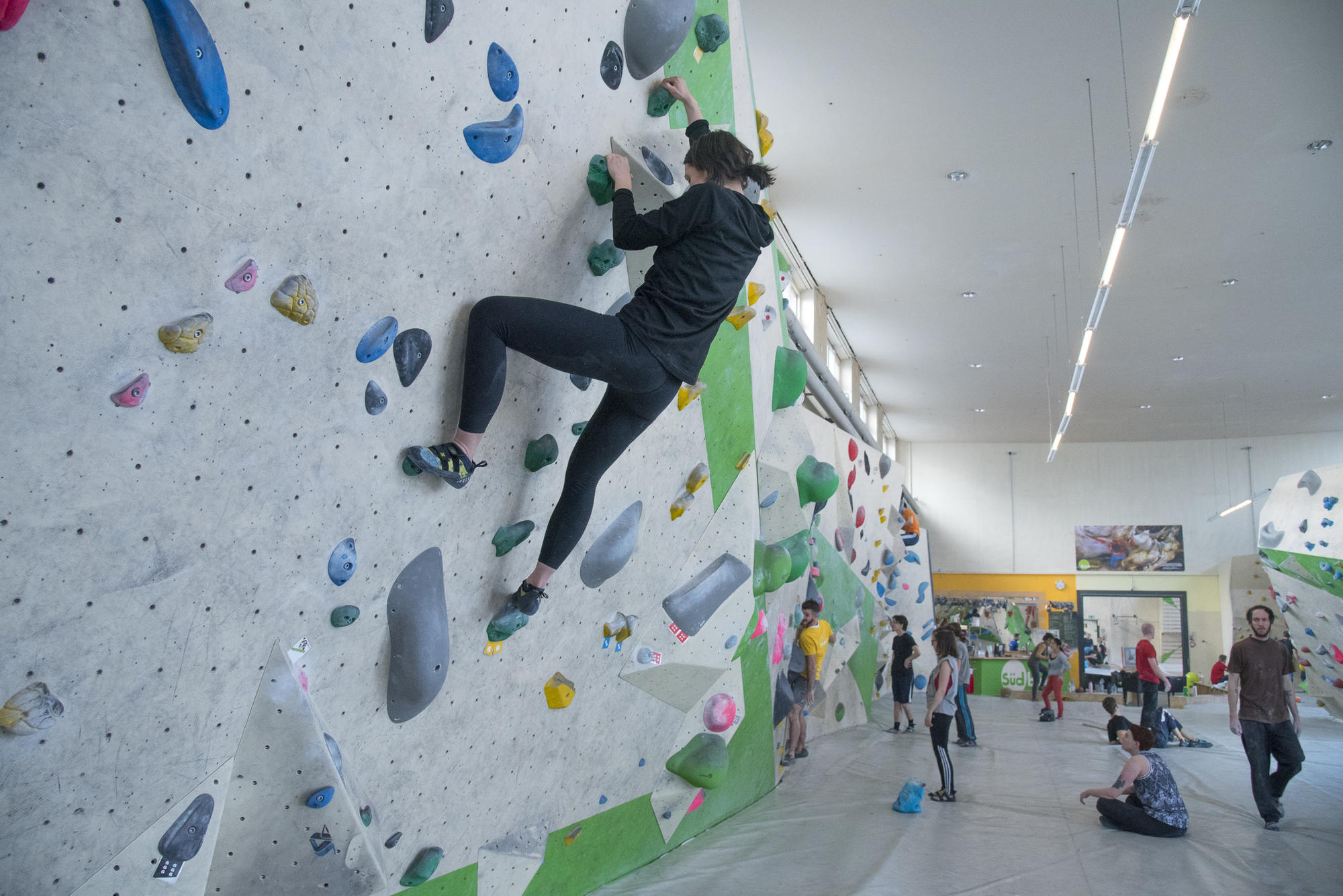 Auf Kletterseil und -gurt wird beim Bouldern verzichtet. Anne Stiller muss auf ihren guten Griff vertrauen.