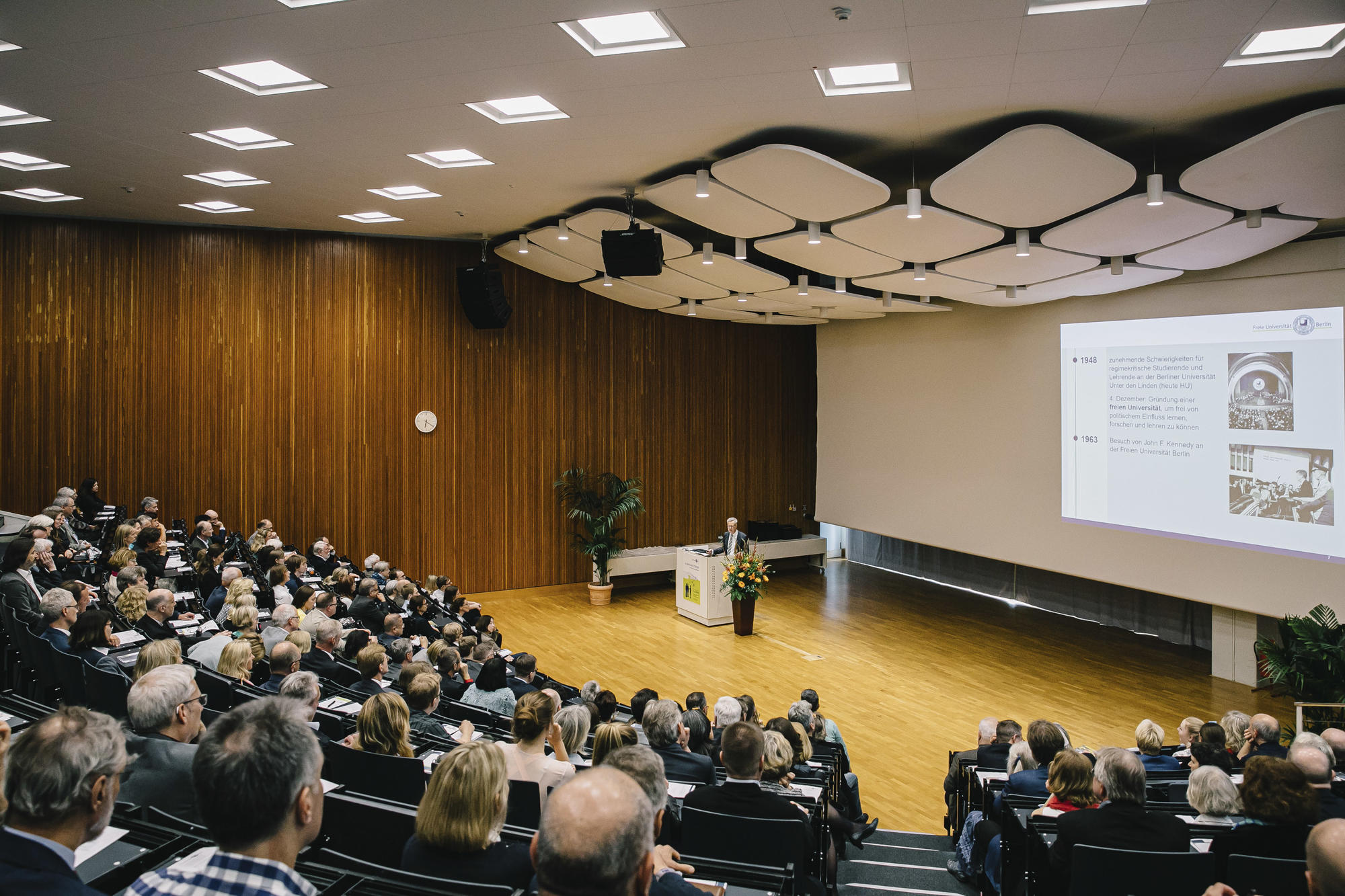 Mehr als 250 Promovendinnen und Promovenden kamen mit ihren Freunden und Familien zur Feier der Silbernen Promotion nach Dahlem.