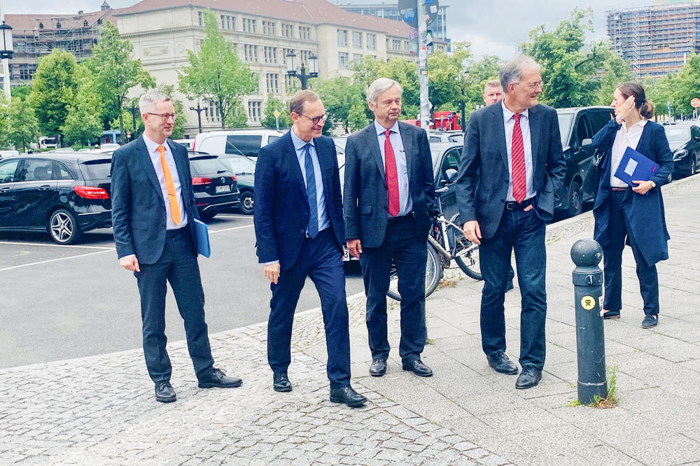 Ankunft an der Technischen Universität Berlin: Universitätspräsident Professor Christian Thomsen (3. v. l.) und Mathematikprofessor Christof Schütte (r.) begrüßen Michael Müller und Günter M. Ziegler.