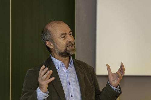 Seit 1908 werden in Dahlem meteorologische Messungen durchgeführt. Uwe Ulbrich, Meteorologieprofessor am 1949 gegründeten Institut der Freien Universität, erläutert...