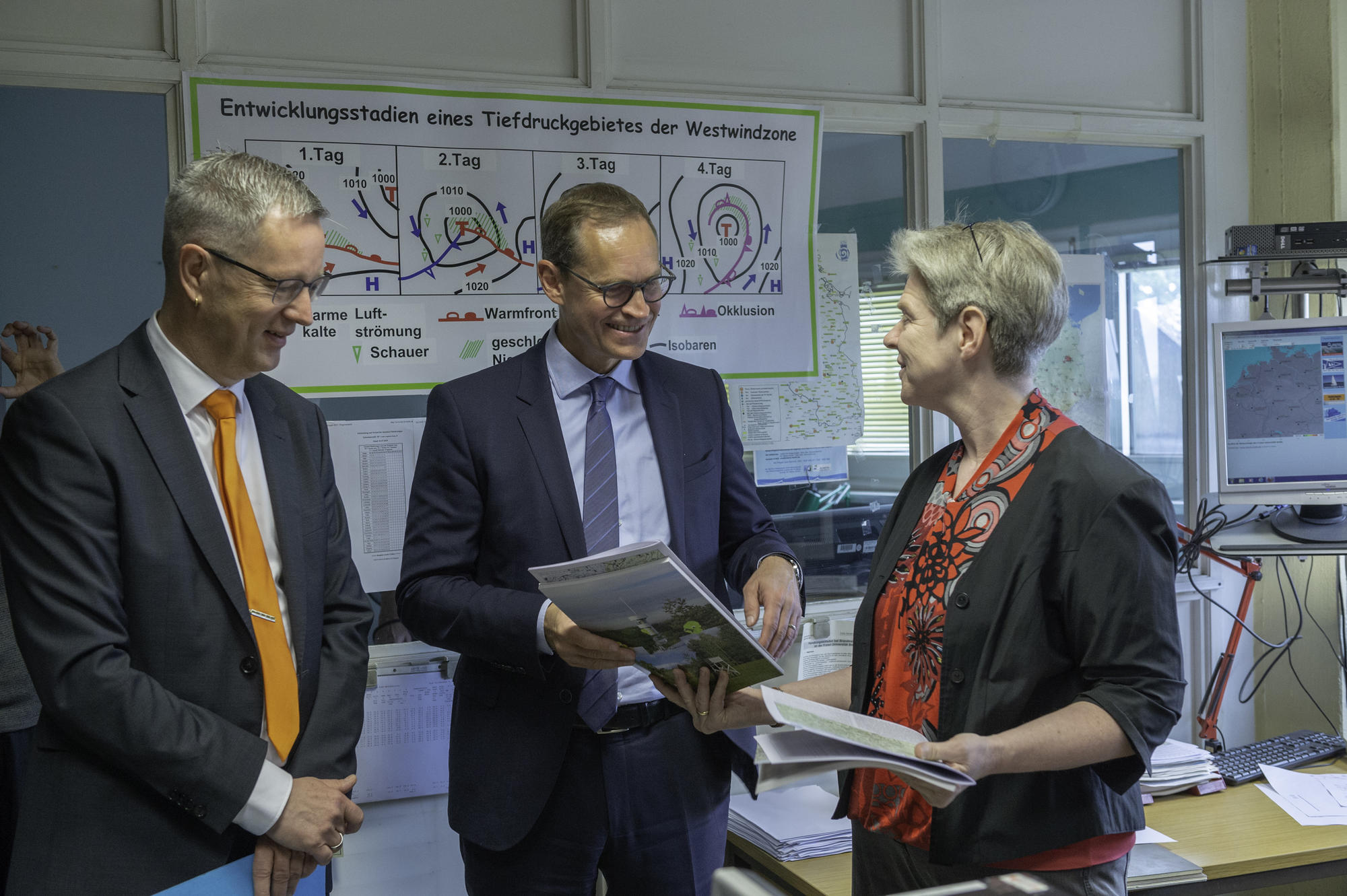 Petra Gebauer mit dem Regierenden Bürgermeister und dem Universitätspräsidenten im Wetterturm: Die Diplom-Meteorologin hat sich schon immer fürs Thema interessiert – im Wetterturm ist sie seit der 10. Klasse aktiv.
