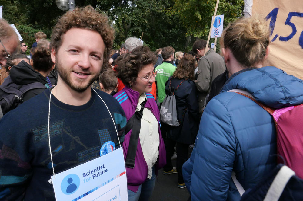 Leonard Frank forscht als wissenschaftlicher Mitarbeiter am Forschungszentrum für Umweltpolitik der Freien Universität dazu, wie die Gesellschaft auf einen klimaverträglichen Wandel hinsteuern kann. Privat lebt er klimabewusst.