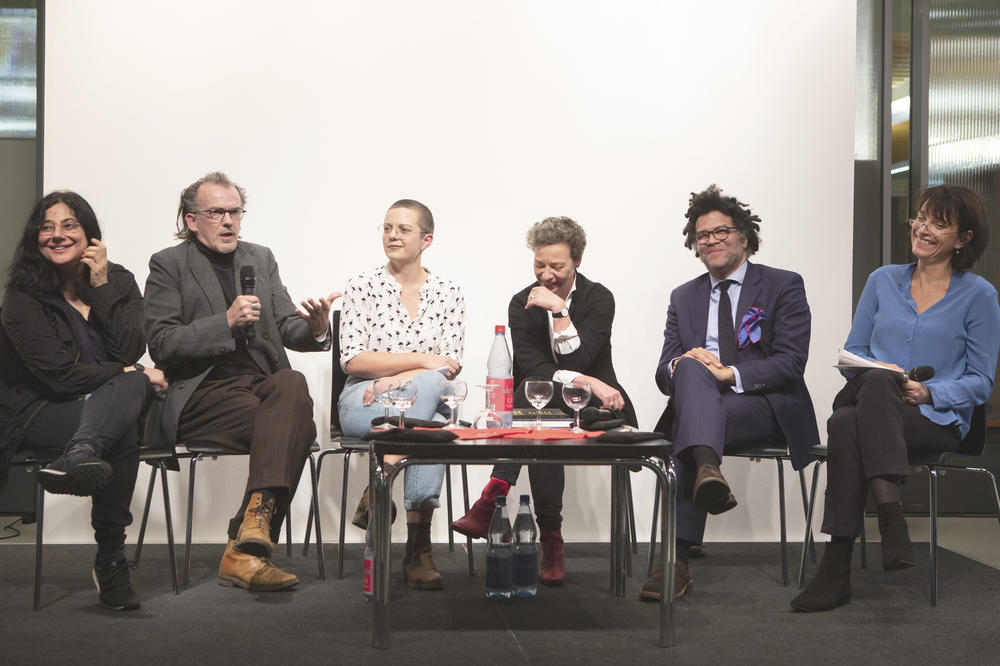 Wer darf Literatur? Darüber diskutierten (v. l. n. r.): Lütfiye Güzel, Stephan Porombka, Lea Schneider, Eva Geulen, Ijoma Mangold und Moderatorin Jutta Müller-Tamm.