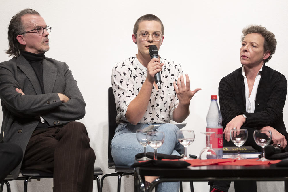 Lea Schneider (Mitte), promoviert an der Friedrich-Schlegel-Graduiertenschule. Sie ist auch Lyrikerin und Übersetzerin. Links: Stephan Porombka, rechts Eva Geulen.
