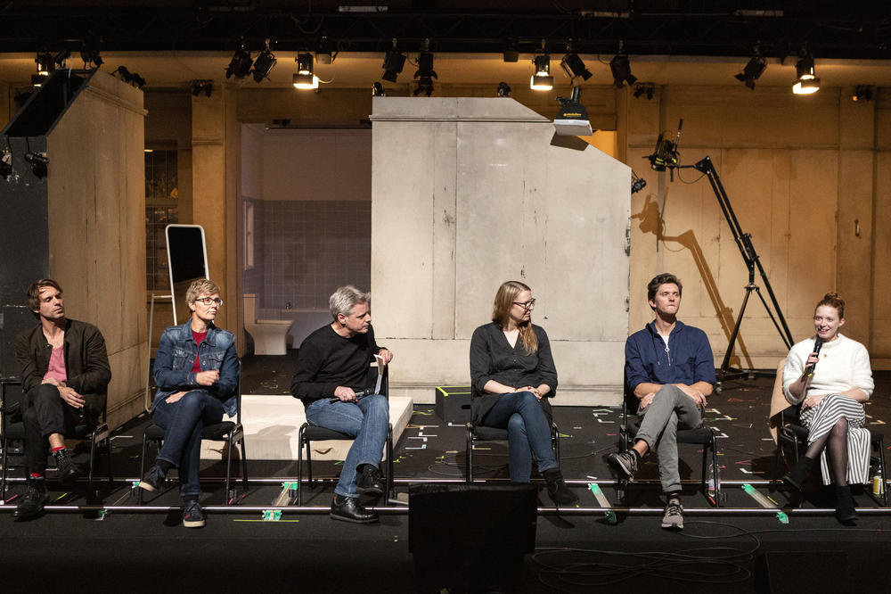 Diskutierten nach der Aufführung von „Orlando“ an der Schaubühne: Doris Kolesch (2. v. l.), Matthias Warstat (3.), beide Freie Universität, Dramaturgin Maja Zade (4.), Schauspielerin Jenny Königs (6.), Konrad Singer (1.) und Philip Dechamps (5.).
