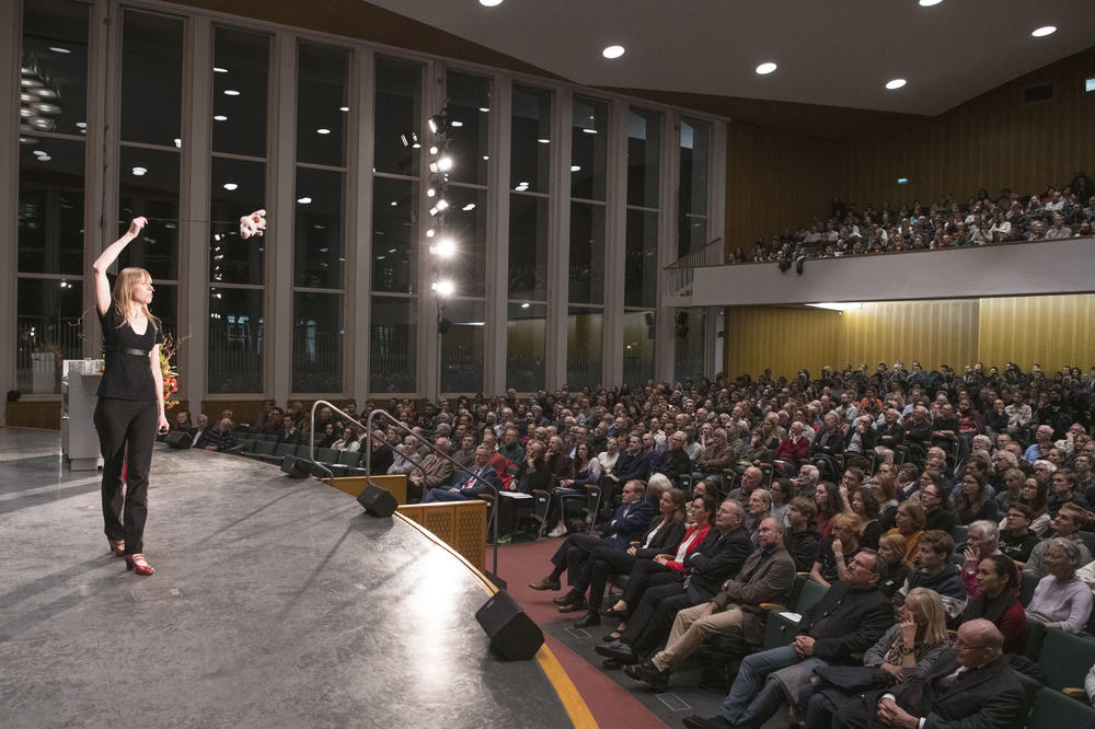 „Je stärker die Rotation, desto mehr muss ich festhalten.“ Mithilfe des Kuscheltieres Ihres Sohnes erklärt die Wissenschaftlerin im vollbesetzten Max-Kade-Auditorium, wie Galaxiensysteme stabil rotieren.