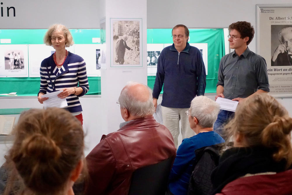 Ausstellungseröffnung: (v.l.) Susanne Rothe, Leiterin der Benutzungsabteilung der UB, Christian Bartolf, 1. Vorsitzender des Gandhi-Informations-Zentrums e.V., und Dominique Miething, Lehrkraft für besondere Aufgaben am Otto-Suhr-Institut.