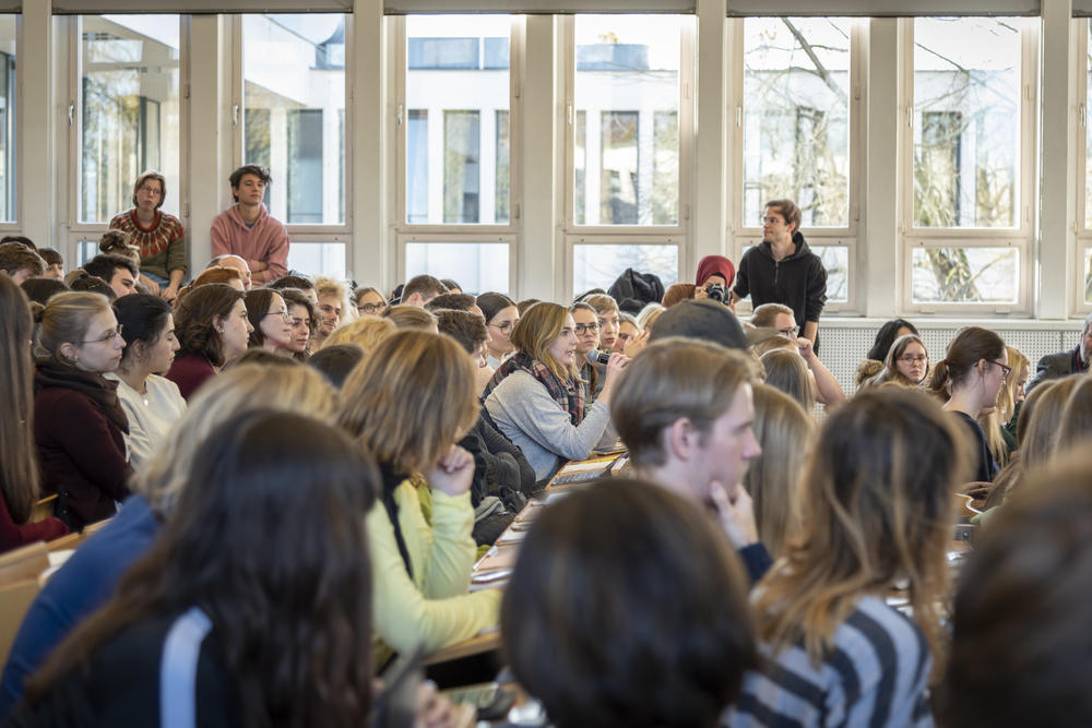 Der Hörsaal im Henry-Ford-Bau der Freien Universität war bis auf den letzten Platz gefüllt.