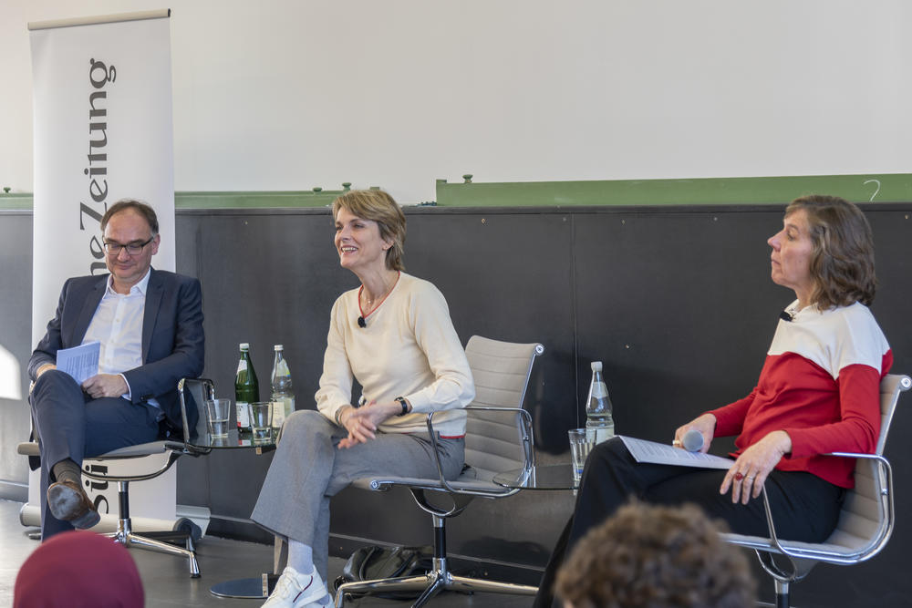 Die studierte Volkswirtschaftlerin Marietta Slomka moderiert das heute-journal im Wechsel mit Klaus Kleber und Christian Sievers.