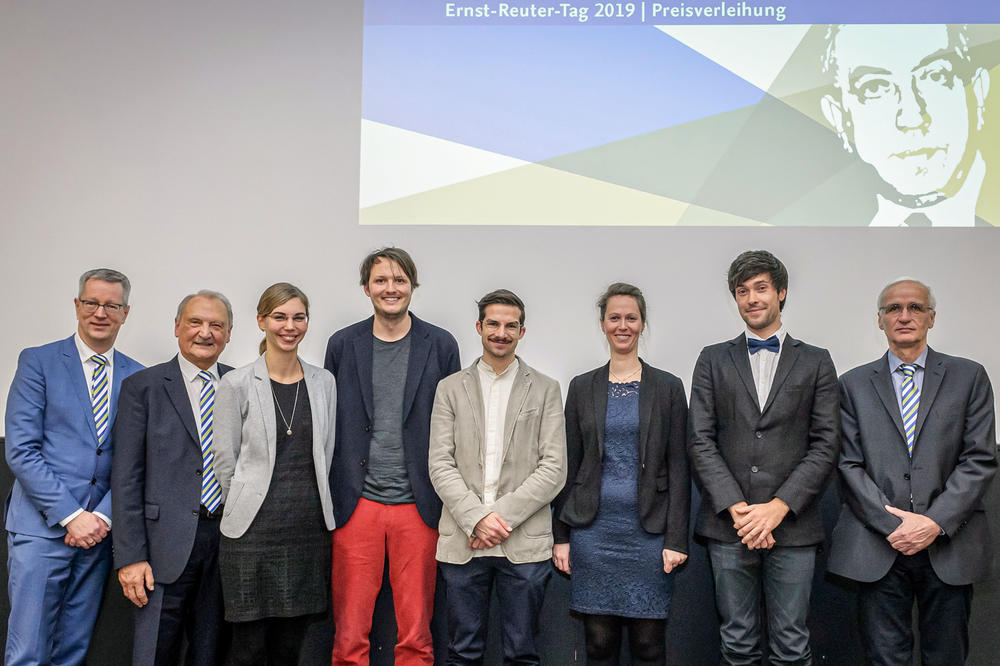 Universitätspräsident Günter M. Ziegler und ERG-Vorsitzender Peter Lange gratulierten Annika Schücker, Henrik Wilming, Tobias Jochum, Sophia Walter und Jakob Trimpert zum Ernst-Reuter-Preis 2019. Die Laudatio hielt Hermann Kreutzmann (v.l.n.r.).