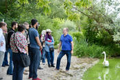 Hydrogeologieprofessor Michael Schneider (rechts) erklärt, wie Berlin mit Trinkwasser versorgt wird. Die jordanische Studierendengruppe war zu Besuch an der Freien Universität.