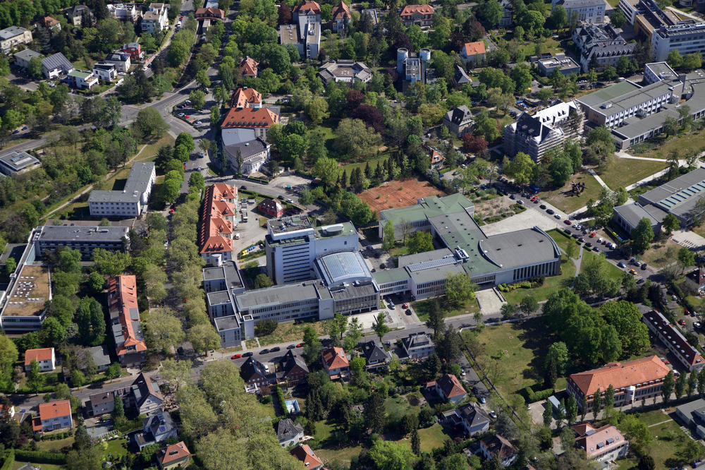 Das Bild zeigt die Universitätsbibliothek der Freien Universität und den mit einer Brücke verbundenen Henry-Ford-Bau. Das von den Architekten Franz Heinrich Sobotka und Gustav Müller entworfene Gebäude-Ensemble wurde 1954 bezogen.
