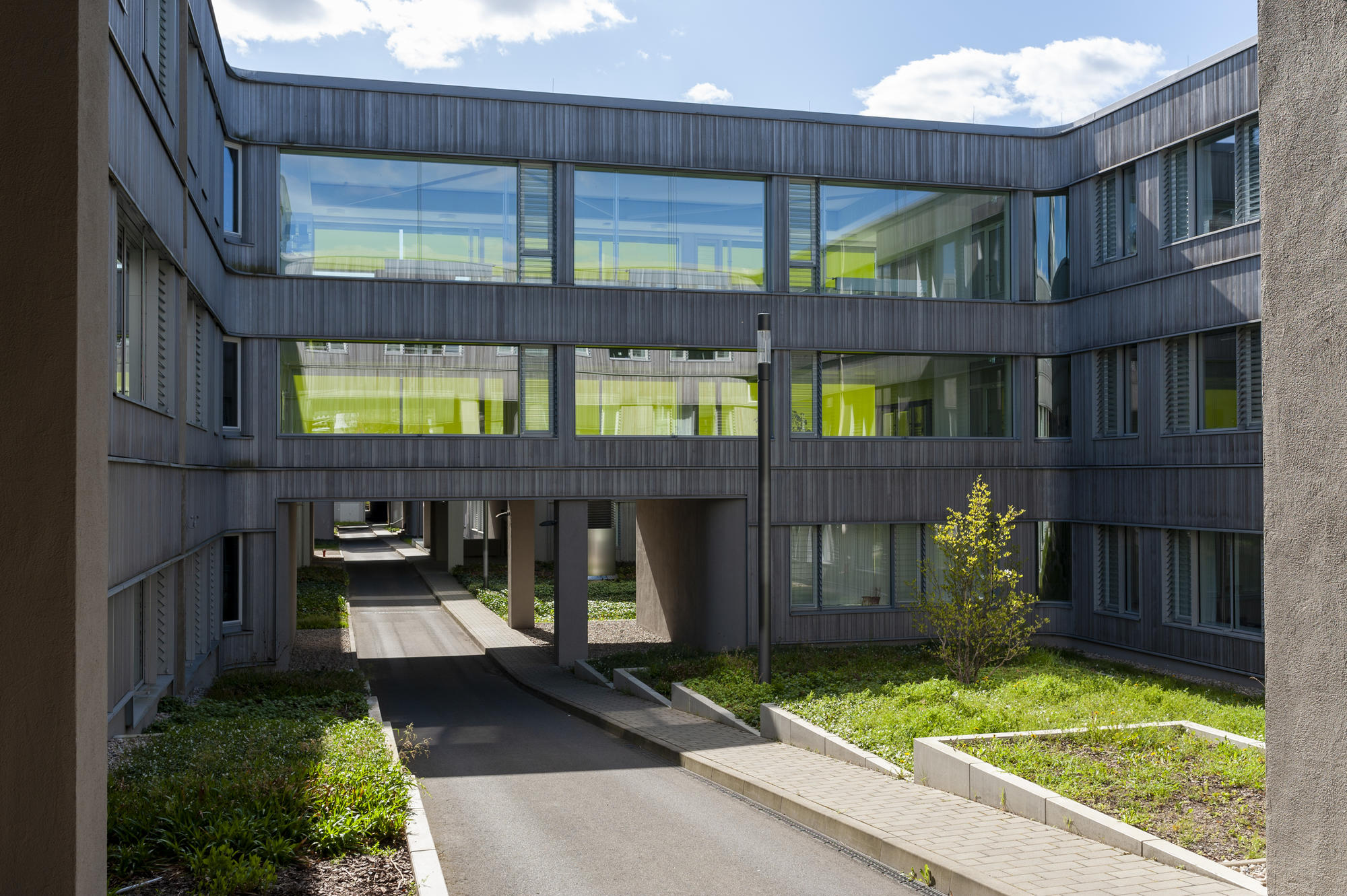 Die Holzlaube ist - wie der ganze Campus - verwaist.