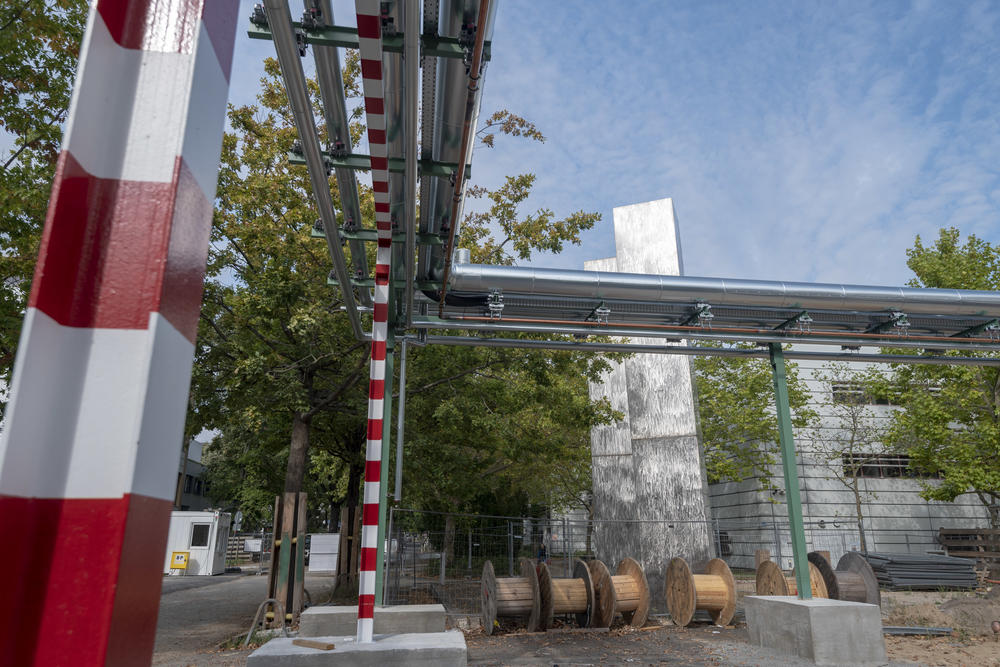 In den Trakten 3 und 4 wird während der Bauarbeiten des 1. Realisierungsabschnitts weiter geforscht. Die Labore werden durch externe Rohrleitungen versorgt.