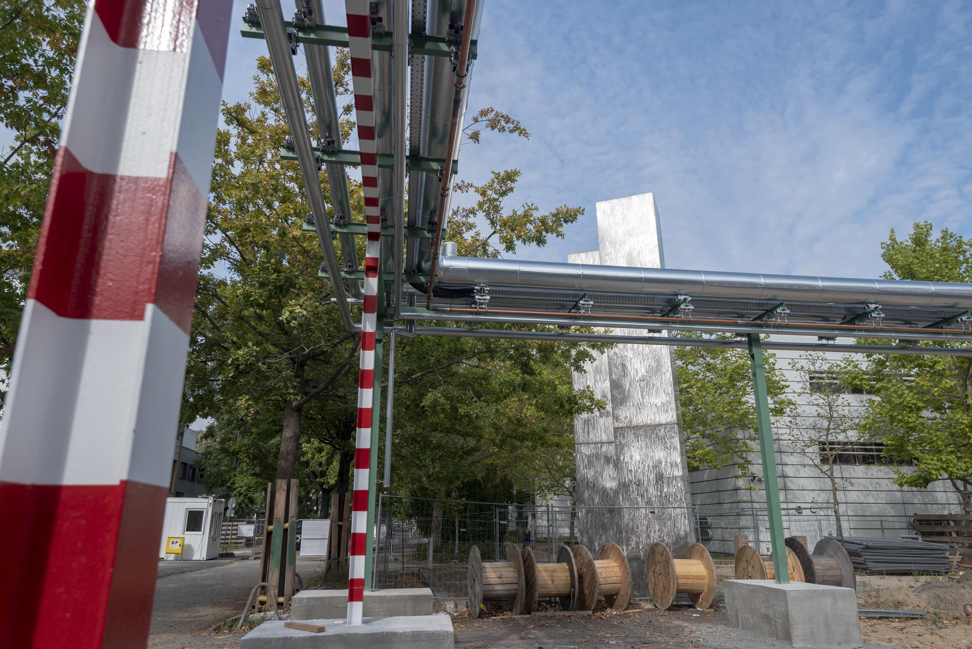 In den Trakten 3 und 4 wird während der Bauarbeiten des 1. Realisierungsabschnitts weiter geforscht. Die Labore werden durch externe Rohrleitungen versorgt.