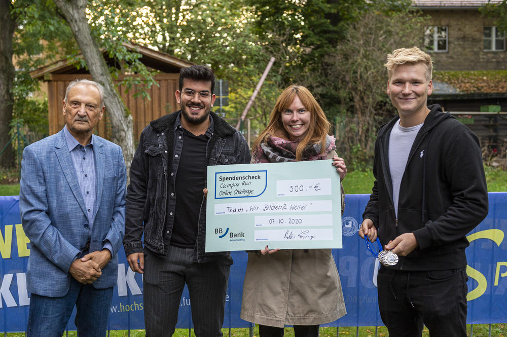 Das Team des Weiterbildungszentrums „Wir BildenZ weiter“ hatte Losglück und erhielt 500 Euro.