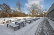 Verschneit: Tische und Bänke vor der Mensa II an der Otto-von-Simson-Straße.