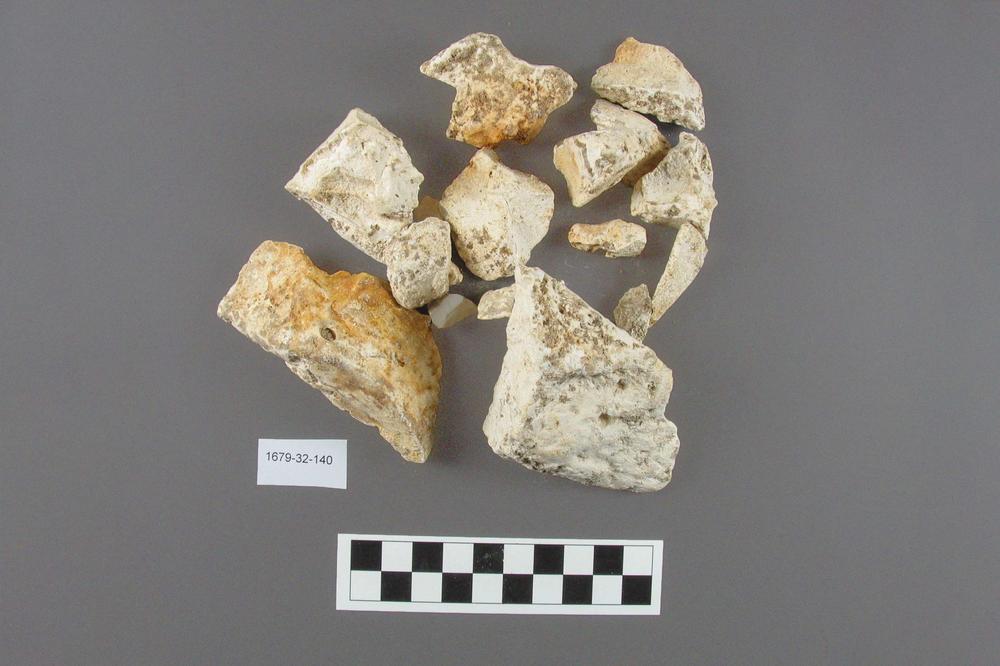 ... sowie Fragmente von abgeformtem Gips, die wahrscheinlich von Abformungen menschlicher Körperteile stammen.
