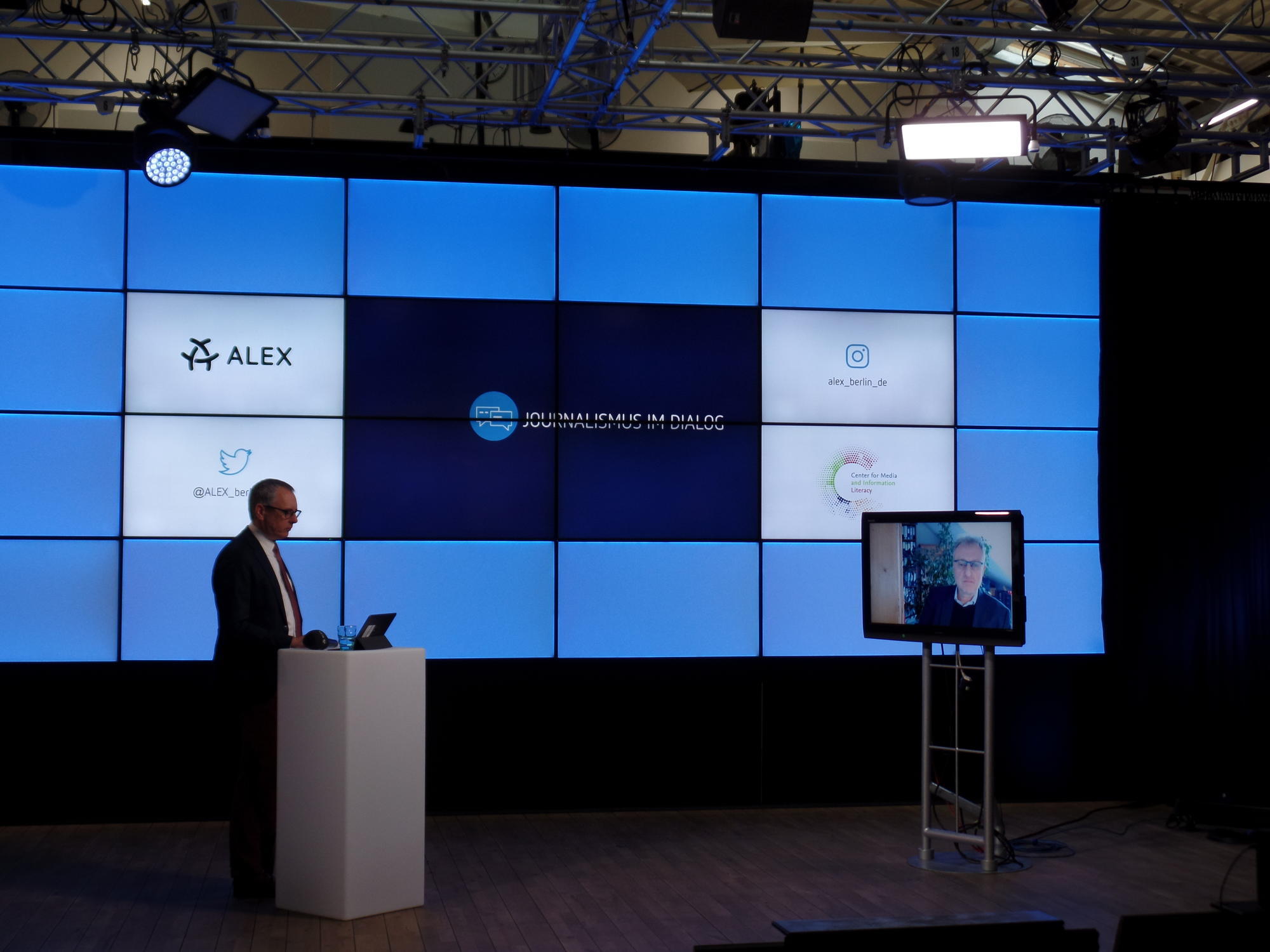 Professor Martin Emmer (links) im Gespräch mit Claus Liesegang (auf dem Bildschirm). Das Thema: Hass in den Medien.