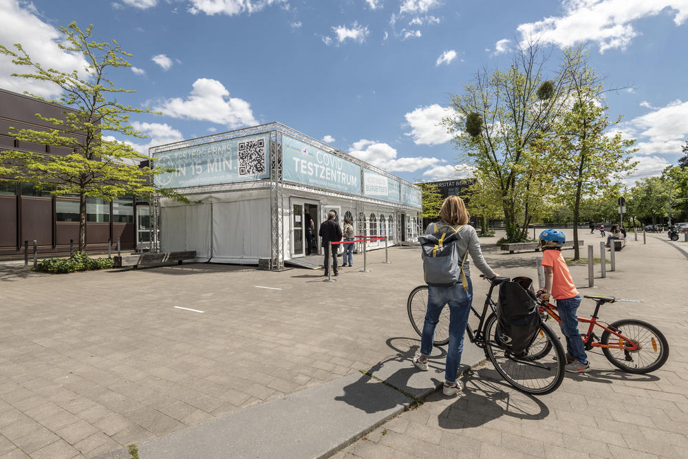 Testmöglichkeit: vor dem Haupteingang der Freien Universität Berlin.