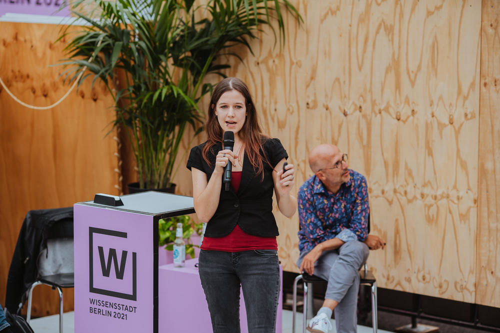 Staus vermeiden und Fahrzeit verkürzen? Da können Quantencomputer helfen, sagt Sabrina Patsch. Die theoretische Physikerin hier bei ihrem Slam-Auftritt.