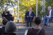 Die Moderatorin Bettina Rust führte durch den Abend und diskutierte mit Thomas Borsch, Direktor des Botanischen Gartens, und Günter M. Ziegler, Präsident der Freien Universität.
