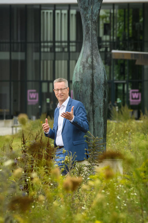 Universitätspräsident Günter M. Ziegler auf dem Campus der Freien Universität Berlin: Durch ein Ideen- und Innovationsmanagement soll das im Dezember 2019 ausgerufene Ziel der Klimaneutralität bis 2025 für die Freie Universität erreicht werden.