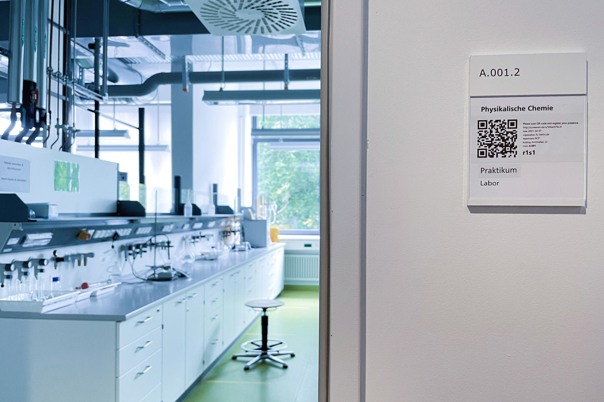 Die Praktikumsräume am Fachbereich Biologie, Chemie, Pharmazie sind bereits seit April mit den QR-Codes von Lutz Prechelt ausgestattet.