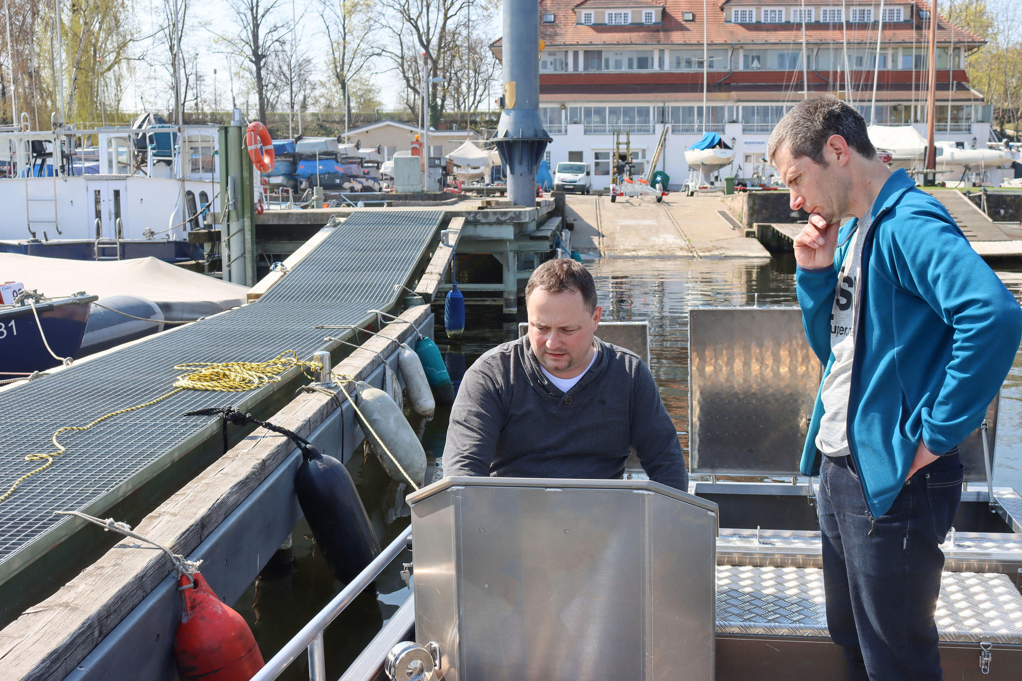 Per Salzwedel (rechts) und ein Mitarbeiter der beauftragten Firma begutachten das neue Schulungsboot.