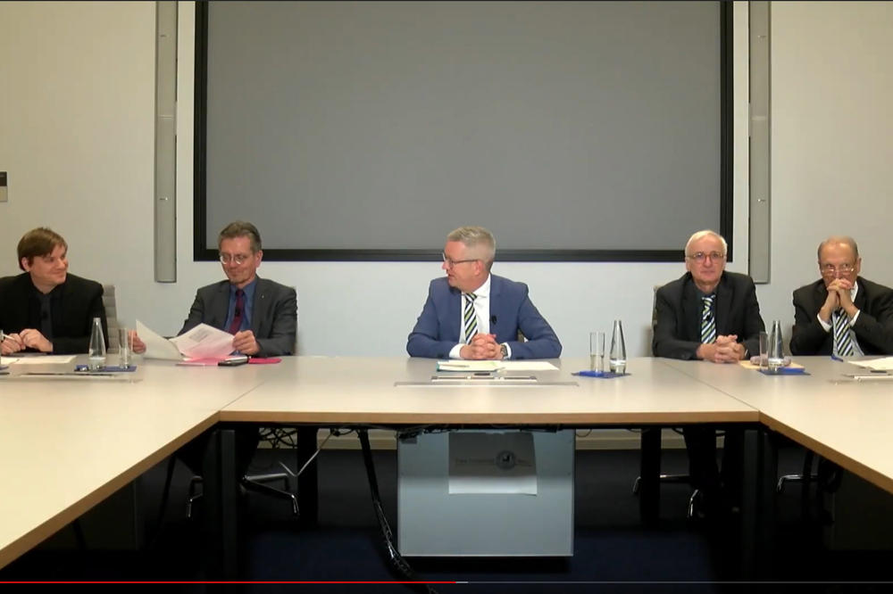 In Präsenz: Preisträger Martin Gehlmann, Christian Gaebler (Chef Senatskanzlei), Universitätspräsident Günter M. Ziegler, Herrmann Kreutzmann, Vors. der Ernst-Reuter-Preiskommission, und Peter Lange, Vorstandsvors. der Ernst-Reuter-Gesellschaft.