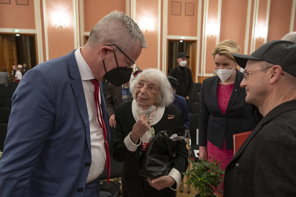 Margot Friedländer im Gespräch mit Universitätspräsident Prof. Dr. Günter M. Ziegler und Preisträger Steffen Mensching.