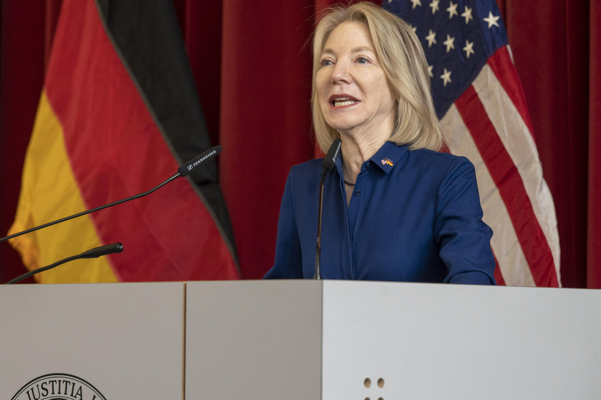 Bei ihrer Rede an der Freien Universität Berlin formulierte die Botschafterin die drei Ziele ihrer Amtszeit: die transatlantischen Beziehungen stärken, die Demokratie verteidigen und Innovationen inklusiv gestalten.