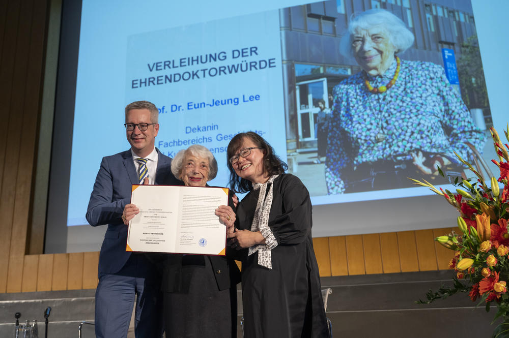 Margot Friedländer neben Universitätspräsident Prof. Dr. Günter M. Ziegler (li.) und der Dekanin des Fachbereichs Geschichts- und Kulturwissenschaften Prof. Dr. Eun-Jeung Lee, die ihr das Dokument der Ehrendoktorwürde überreicht hatte.