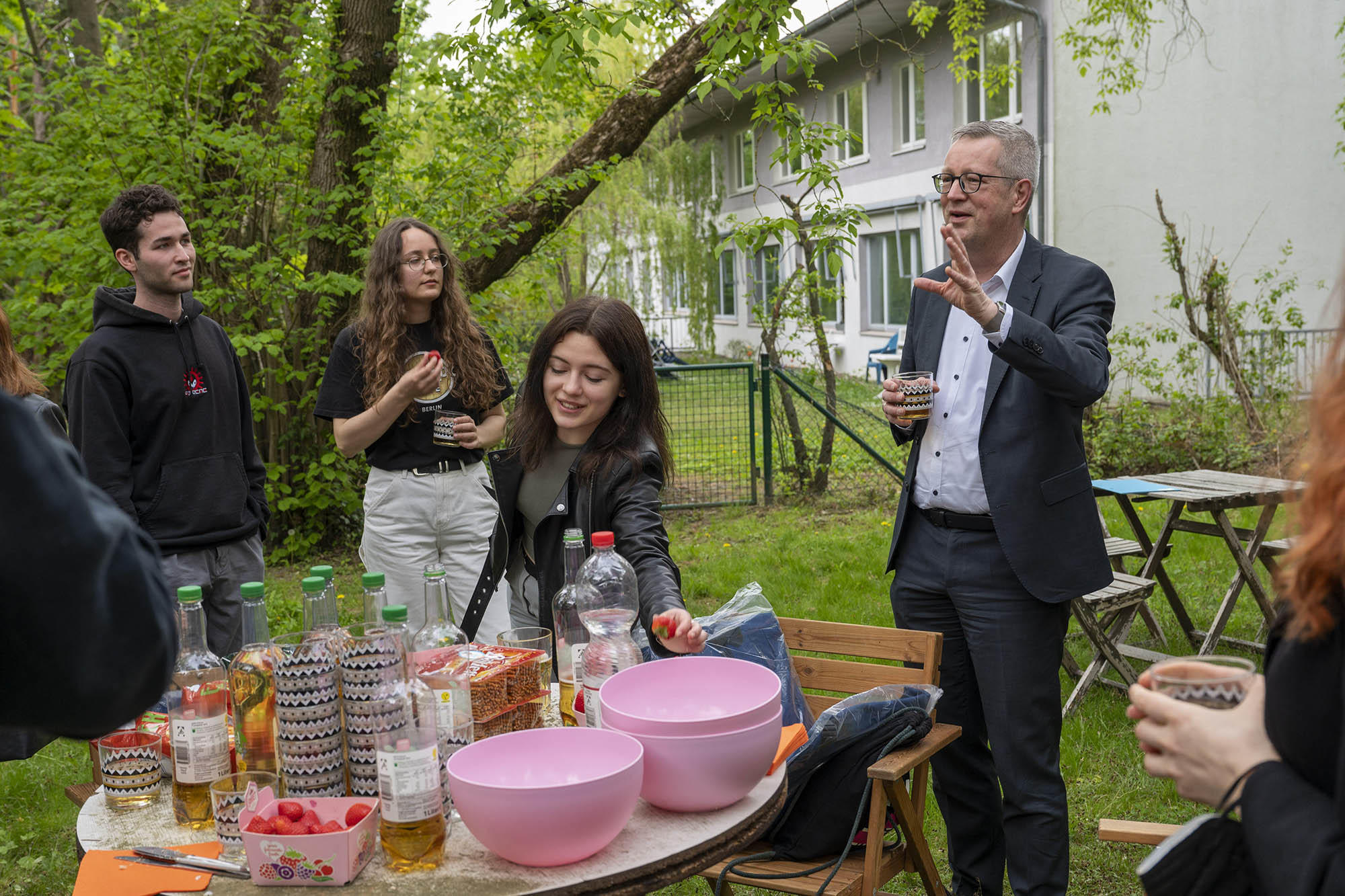 Günter M. Ziegler beim Vernetzungstreffen mit Studierenden im Freien beim Picknick