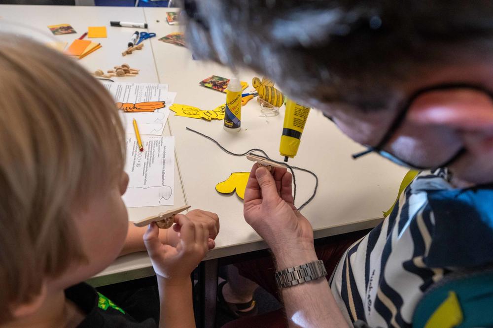 Wie lernt man Bienen am besten kennen: indem man sie bastelt!