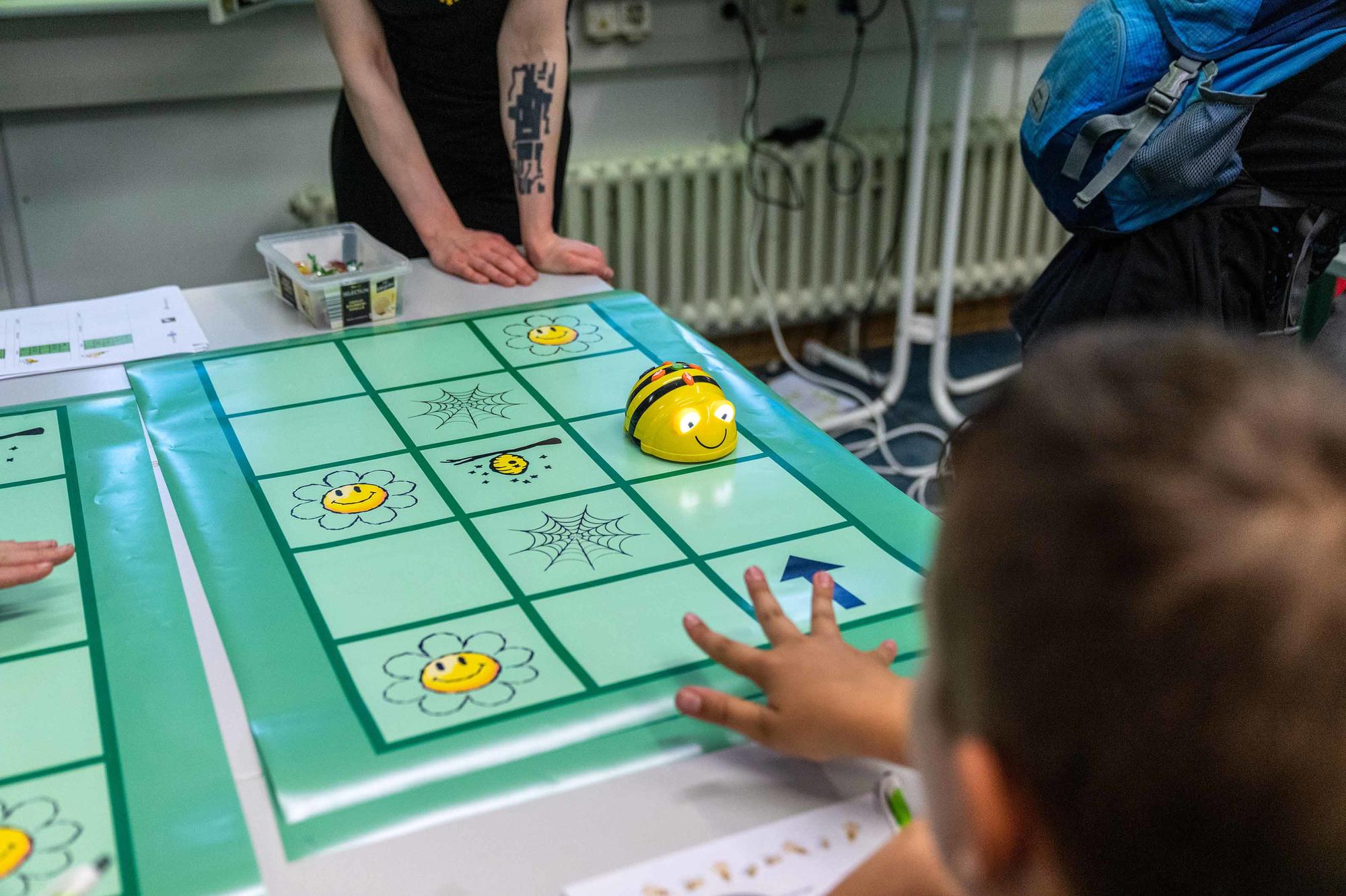 Mit Spielzeugbienen konnte die Route über das Spielfeld programmiert werden.