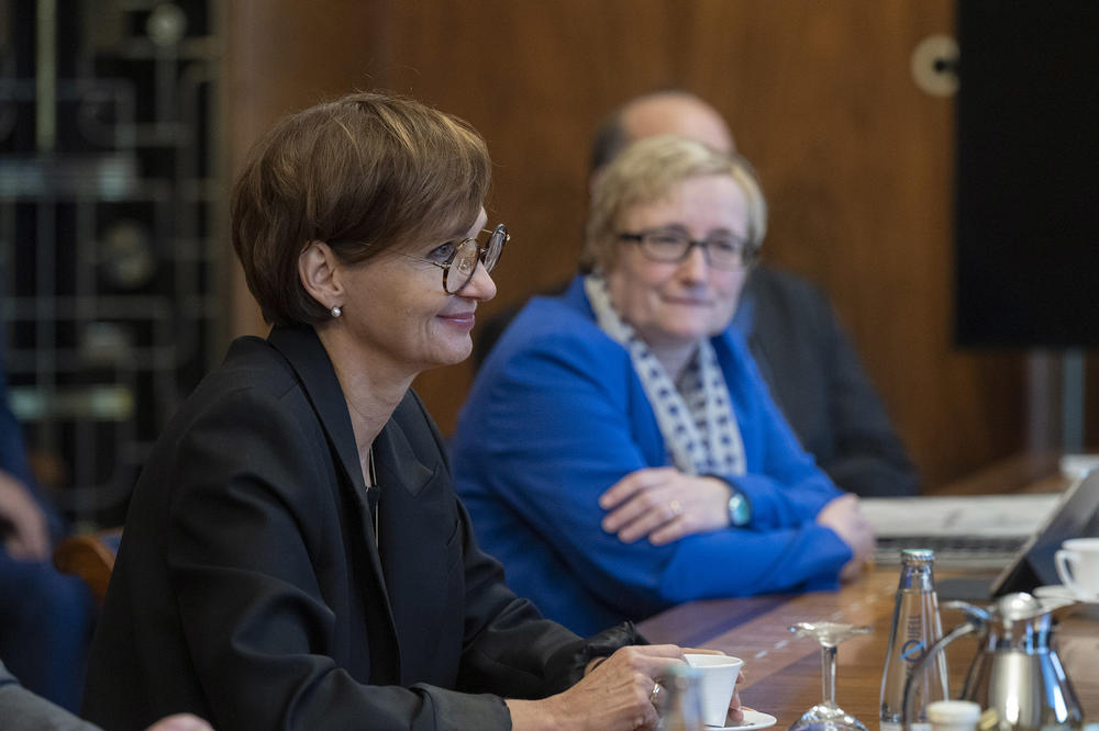 Bettina Stark-Watzinger (links) diskutierte mit den Mitgliedern des Präsidiums der Freien Universität (rechts: Vizepräsidentin Prof. Dr. Verena Blechinger-Talcott) im Goldenen Saal über aktuelle wissenschaftspolitische Themen.