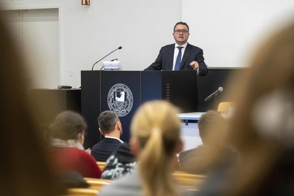 Auch der Menschenrechtsanwalt und ukrainische Sonderbotschafter für die Einrichtung eines Sondertribunals, Anton Korynevych, erläuterte die Gründe für den Wunsch der Ukraine nach einem neuen Gericht.