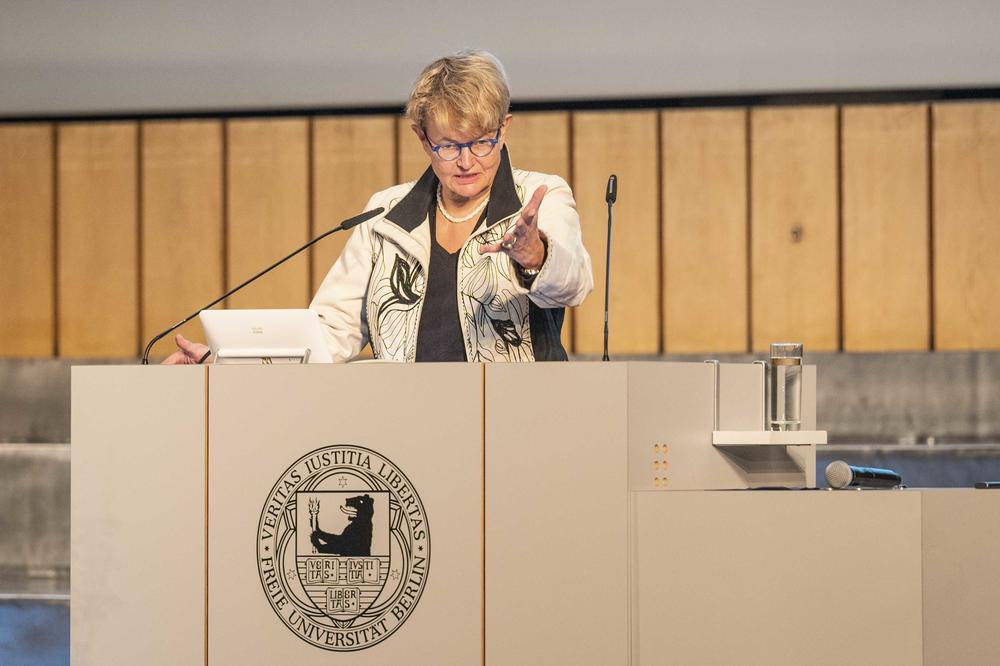 Susanne Baer, Richterin am Bundesverfassungsgericht, warnte in ihrem Festvortrag: „Wo Gender-Lehrstühle gestrichen und Finanzmittel für Klimaforschung gekürzt werden sollen, da steht die Wissenschaft als Ganzes unter Druck.“
