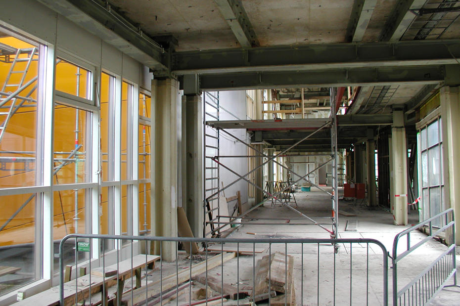 Das „Berlin Brain“ entsteht: 2005 wurde die vom britischen Architekten Lord Norman Foster entworfene Bibliothek, die einem Gehirn nachempfunden ist, eingebaut.